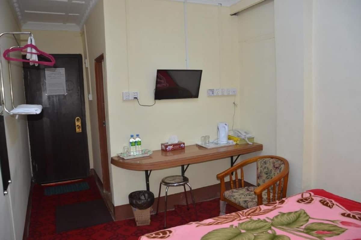 In-room safe, desk, free WiFi