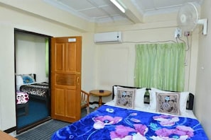 In-room safe, desk, free WiFi