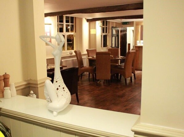 Breakfast, lunch, dinner served; British cuisine 