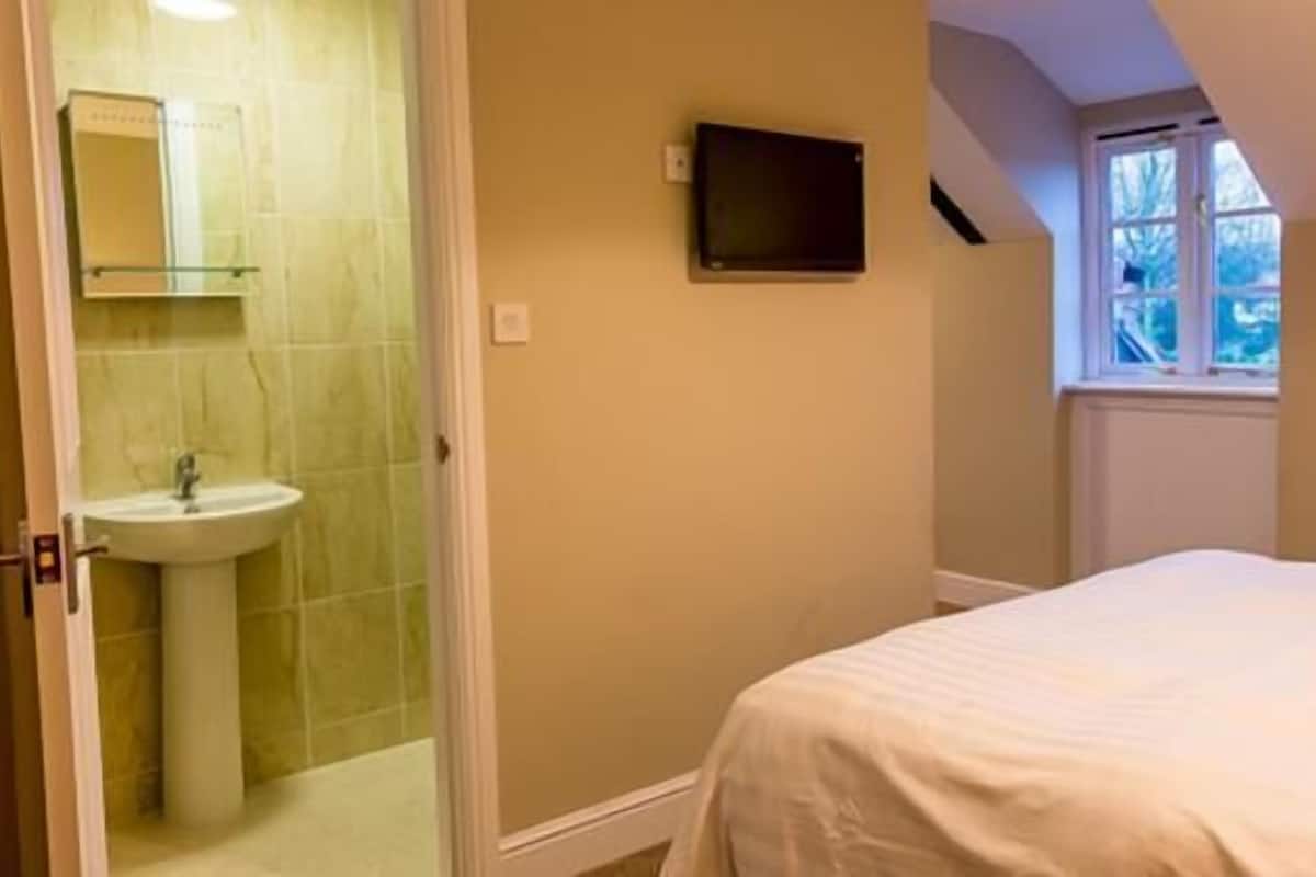 Iron/ironing board (on request), rollaway beds (surcharge), WiFi (free)