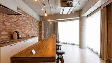 Aida, 2F | Desk, iron/ironing board, free WiFi