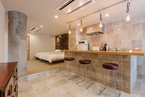 Appartamento (Doma, 1F) | Angolo cottura privato | Frigorifero, microonde, piano cottura, macchina per tè/caffè