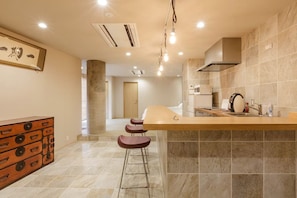 Apartamento (Doma, 1F) | Cozinha privada | Geladeira, micro-ondas, cooktop, cafeteira/chaleira