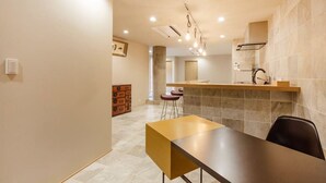 Une cuisine moderne dotée d’un îlot central, de tabourets de bar et d’une table à manger avec des chaises.