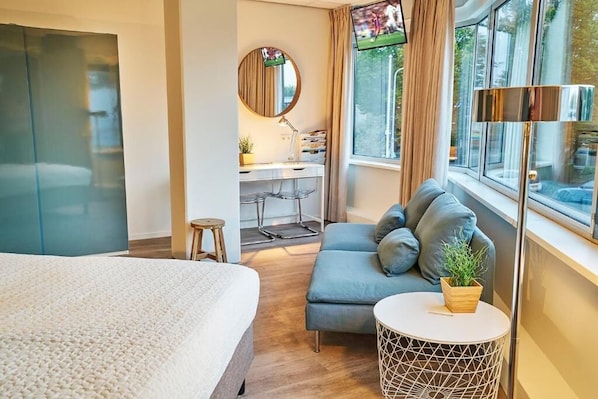 Een minibar, een kluis op de kamer, een bureau, een laptopwerkplek