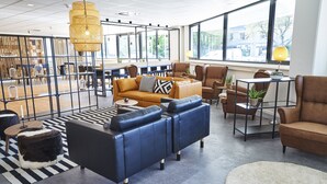 Ein stilvoller Lounge-Bereich mit Ledersofas, einem Couchtisch und einem gemusterten Teppich.
