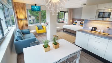 Een minibar, een kluis op de kamer, een bureau, een laptopwerkplek