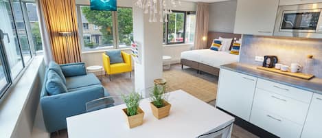 Minibar, värdeförvaringsskåp på rummet och skrivbord