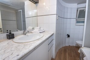 Family Suite, 2 Bedrooms | Bathroom | Rainfall showerhead, free toiletries, hair dryer, towels - Mike's House Jerusalem (Jerusalem)