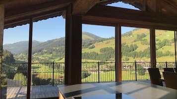 Deluxe Penthouse, 5 Bedrooms, Pool Access, Mountain View | Private kitchen | Full-size fridge, microwave, oven, stovetop