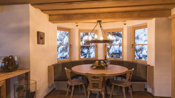 Chalet Deluxe, 5 camere da letto, accesso alla piscina, vista montagna | Pasti in camera