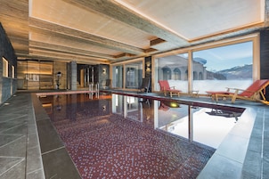 Piscina interna, espreguiçadeiras