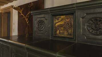 Un panel de madera oscura con detalles decorativos, incluyendo un cráneo de ciervo y un león.