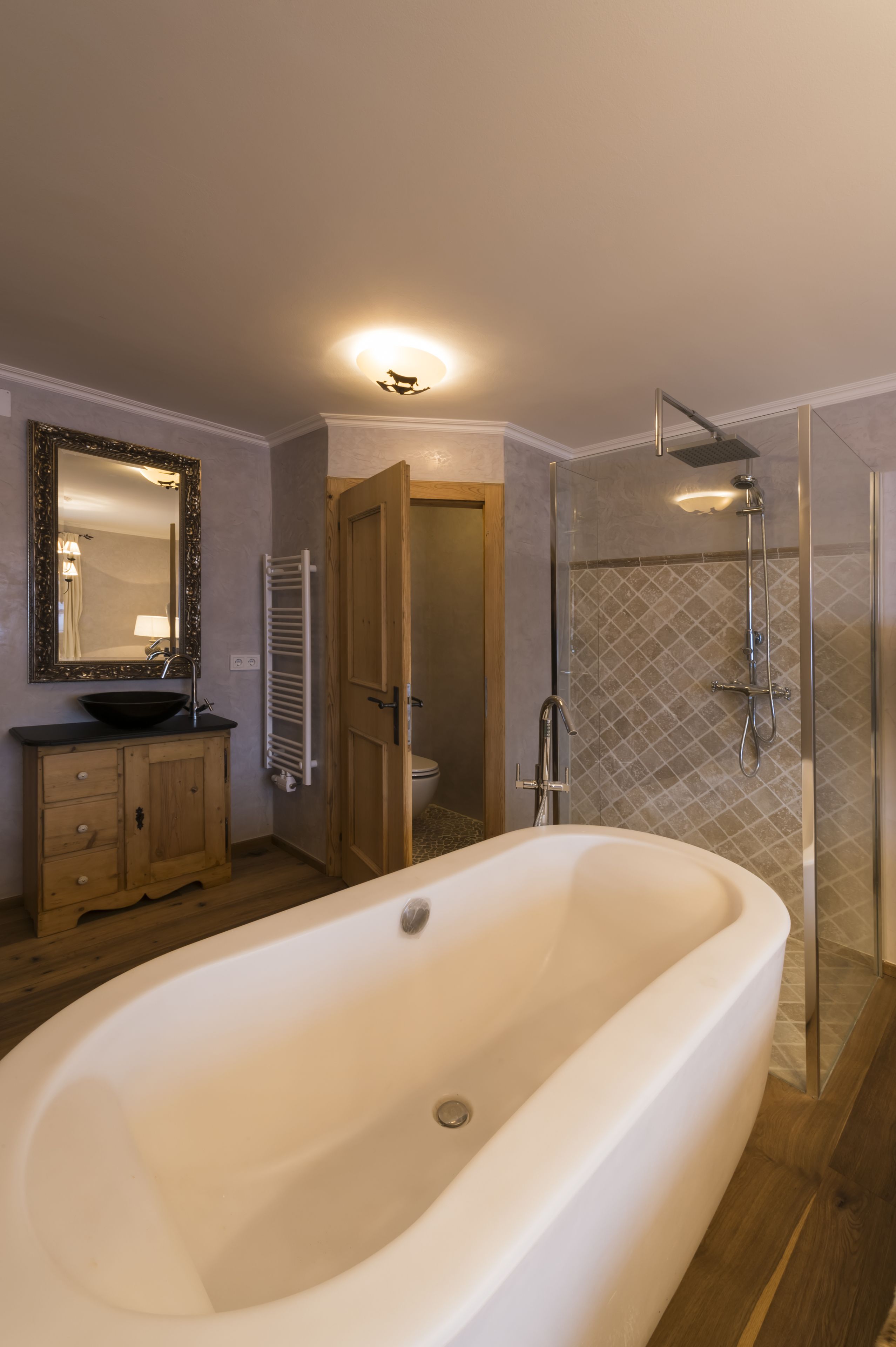 Deluxe-Chalet, 5 Schlafzimmer, Poolzugang, Bergblick | Badezimmer | Dusche, Haartrockner, Bademäntel, Hausschuhe
