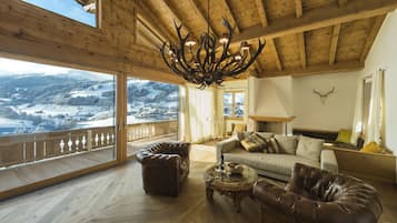 Deluxe-Chalet, 5 Schlafzimmer, Poolzugang, Bergblick | Wohnzimmer | Flachbildfernseher, DVD-Player