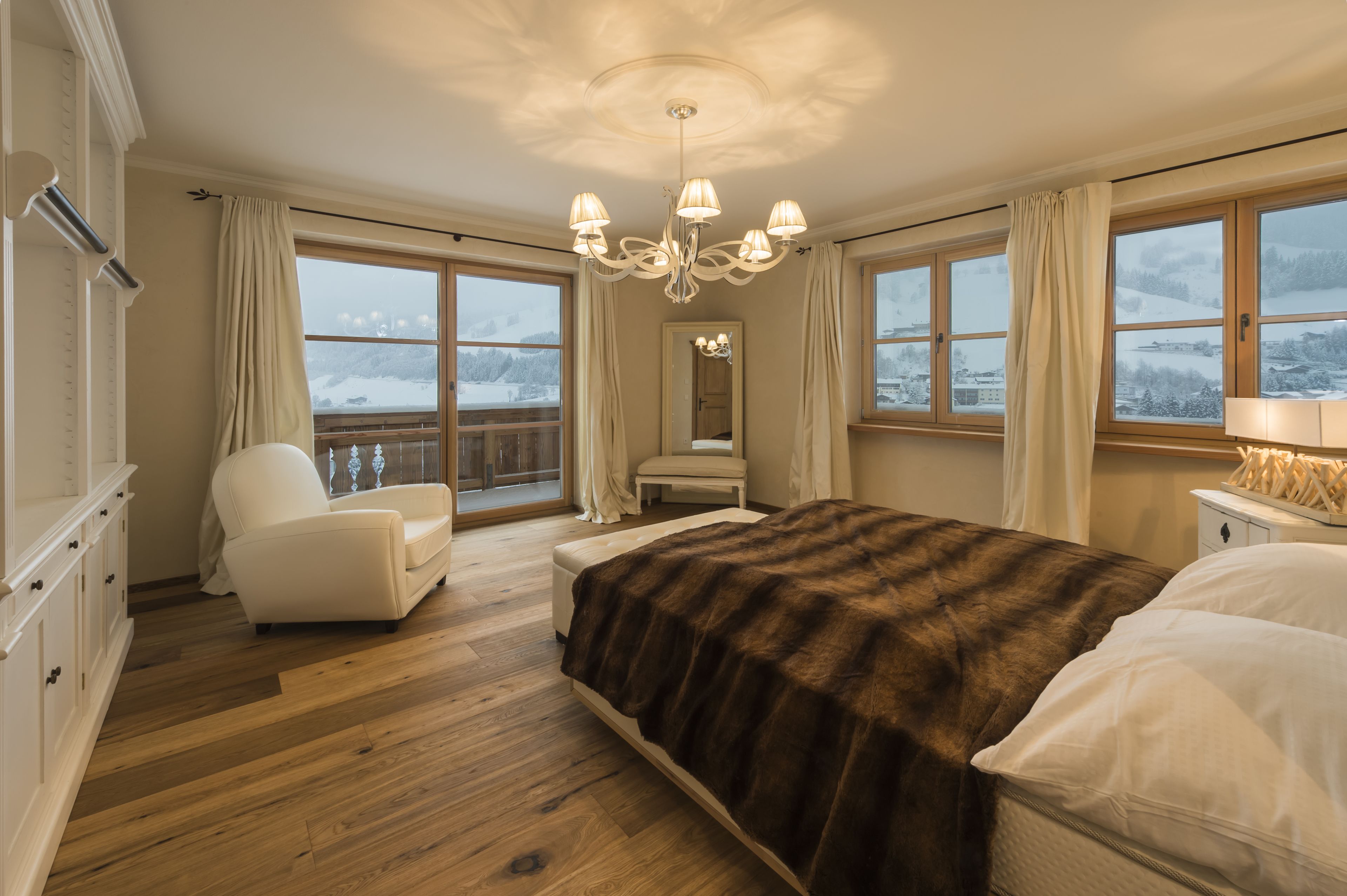 Deluxe Chalet, 5 Bedrooms, Pool Access, Mountain View | 5 bedrooms, premium bedding, individually decorated