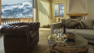 Deluxe Chalet, 5 Bedrooms, Pool Access, Mountain View | Living room | Flat-screen TV, DVD player