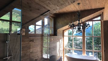 Deluxe-Penthouse, 5 Schlafzimmer, Poolzugang, Bergblick | Badezimmer | Dusche, Haartrockner, Bademäntel, Hausschuhe
