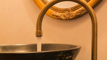 Un grifo de bronce con un lavabo.