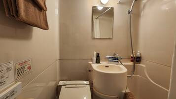 Combined shower/bathtub, free toiletries, hair dryer, slippers