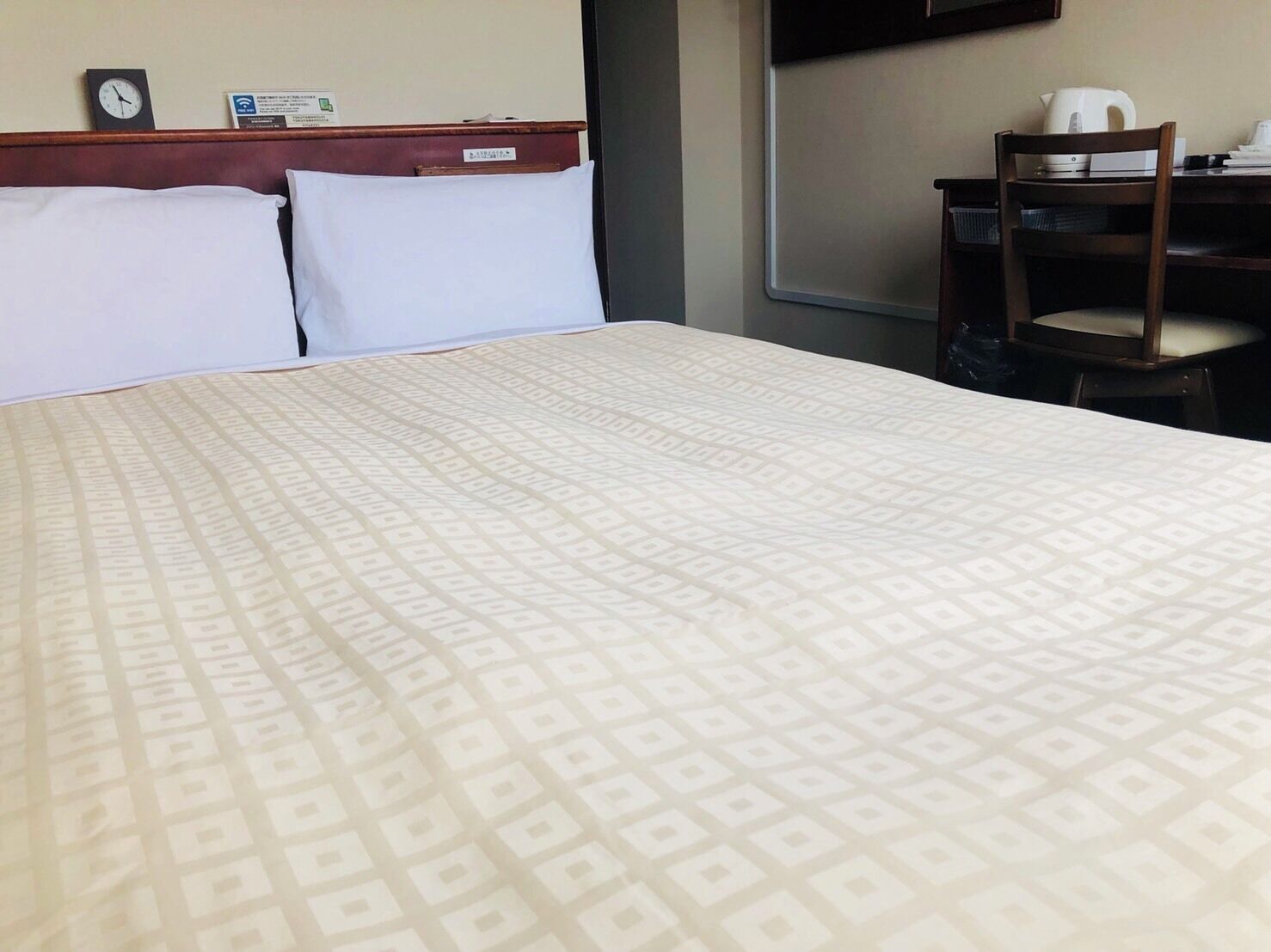 Quartos à prova de som, Wi-Fi de cortesia, roupa de cama