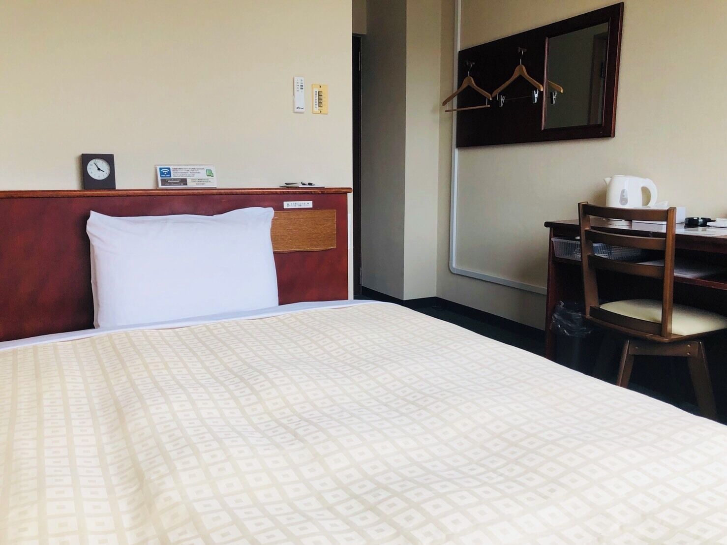 Quartos à prova de som, Wi-Fi de cortesia, roupa de cama