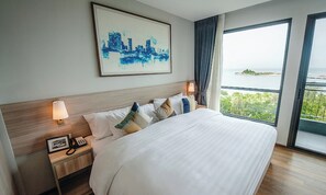 Sengetøy av topp kvalitet, dundyner, safe på rommet og skrivebord