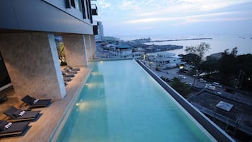 Hồ bơi ngoài trời, ghế dài tắm nắng