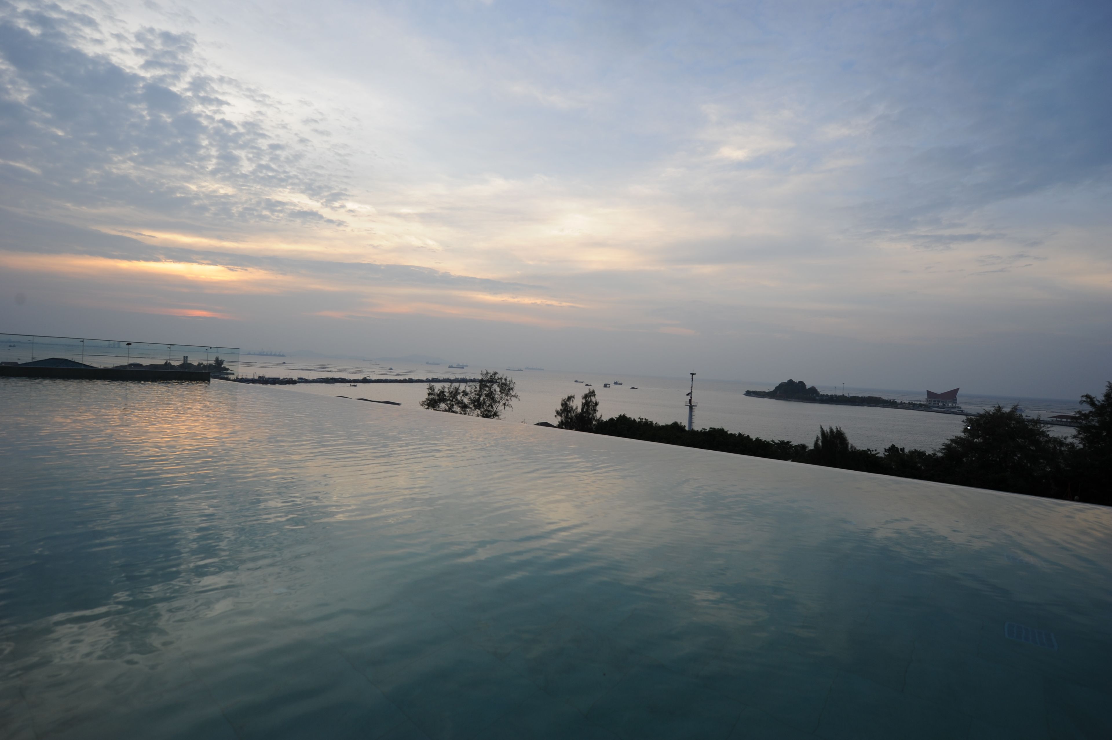 Piscina externa, espreguiçadeiras