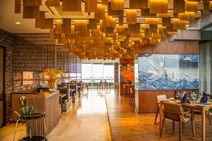 2 restaurants; breakfast, lunch, and dinner served - Oakwood hotel & Residence Sri Racha (Si Racha)