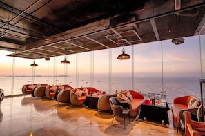 2 restaurants, breakfast, lunch, dinner served; international cuisine