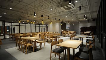2 restaurants, breakfast, lunch, dinner served; international cuisine
