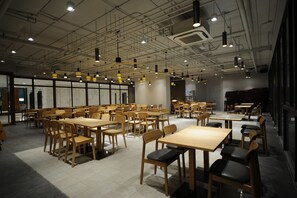 2 restaurants, serveren ontbijt, lunch, diner, internationale gerechten