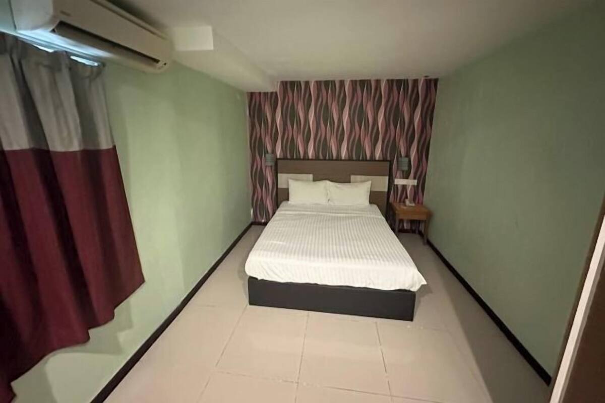 Meja kerja, Wi-Fi gratis, dan seprai linen