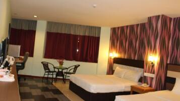 Habitació familiar | Escriptori, planxa i posts de planxar, wifi gratuïta i roba de llit