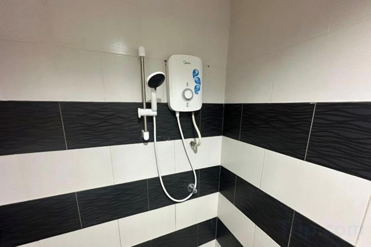 Bathroom | Shower, rainfall showerhead, free toiletries, hair dryer (on request)