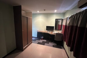 Standard Window Room | Desk, free WiFi, bed sheets - Hotel Midtown Villa (Kuala Lumpur)