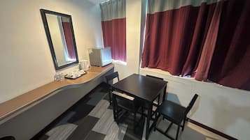 Quarto família | Escrivaninha, Wi-Fi de cortesia, roupa de cama