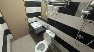 Habitació estàndard | Bany | Dutxa, capçal de dutxa tipus cascada i articles de tocador gratuïts