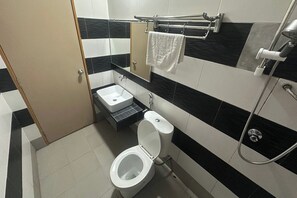Quarto standard | Banheiro | Chuveiro, chuveiro com efeito de chuva, produtos de toalete grátis 