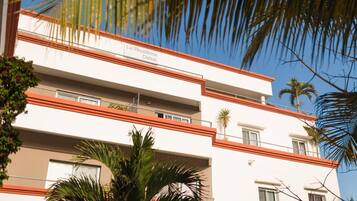 Un edificio a più piani con balconi e un cartello con la scritta 'La Résidence Dakar'.