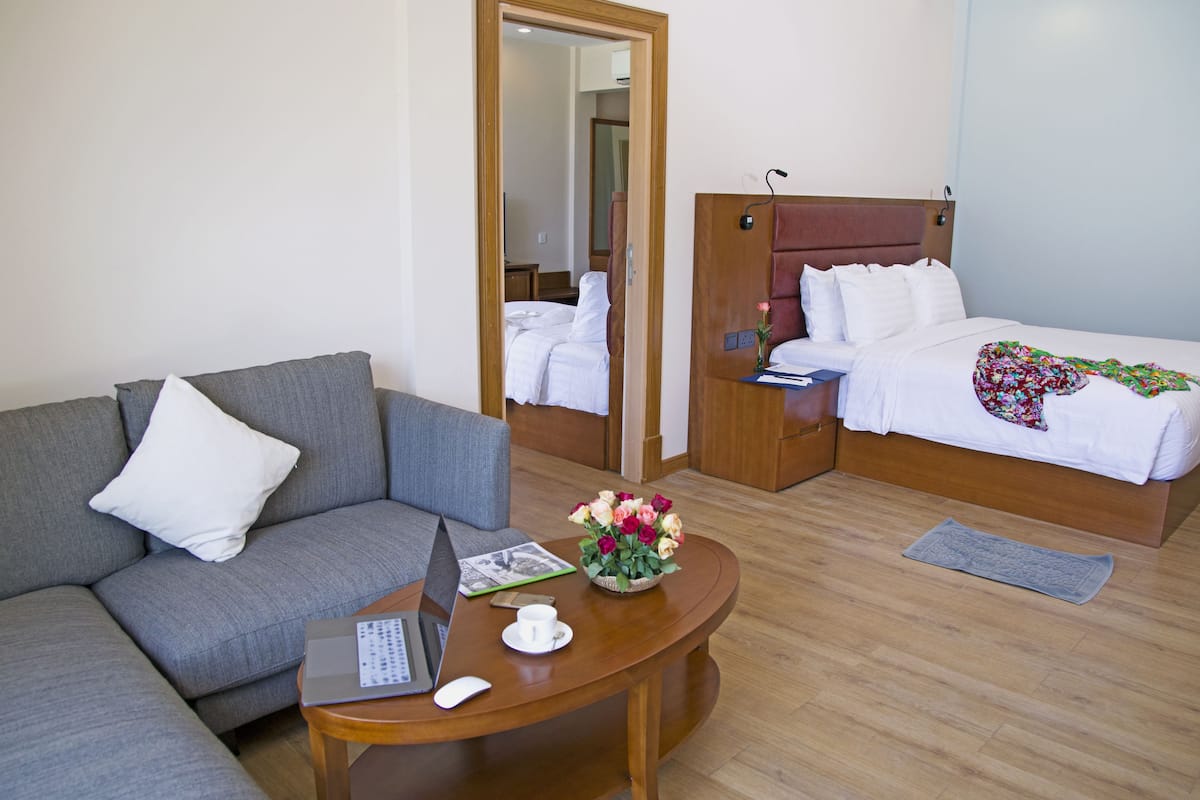 Chambre Familiale (Azura ) | Minibar, bureau, rideaux occultants, Wi-Fi gratuit