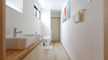 Duschwanne, Komfortbadewanne, Haartrockner, Hausschuhe