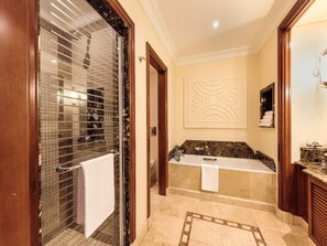 Douche, articles de toilette gratuits, sèche-cheveux, peignoirs