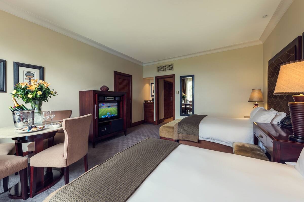 Executive Twin Room | Peti besi dalam bilik, meja, langsir/tirai gelap terus 