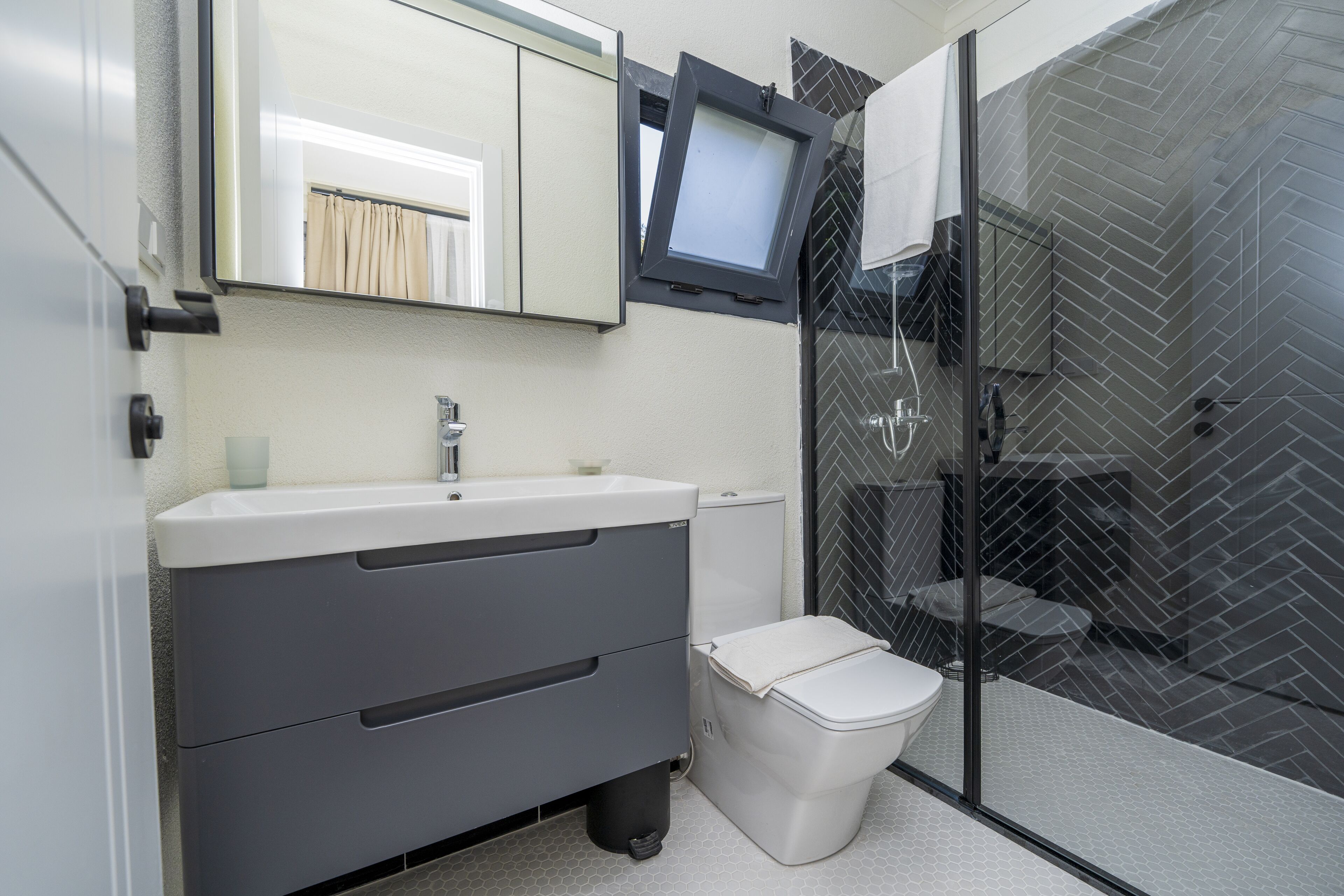 deluxe bungalow | bathroom | free toiletries, hair dryer, slippers, towels