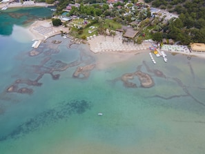 Privat strand, solsenger, parasoller og kajakkpadling