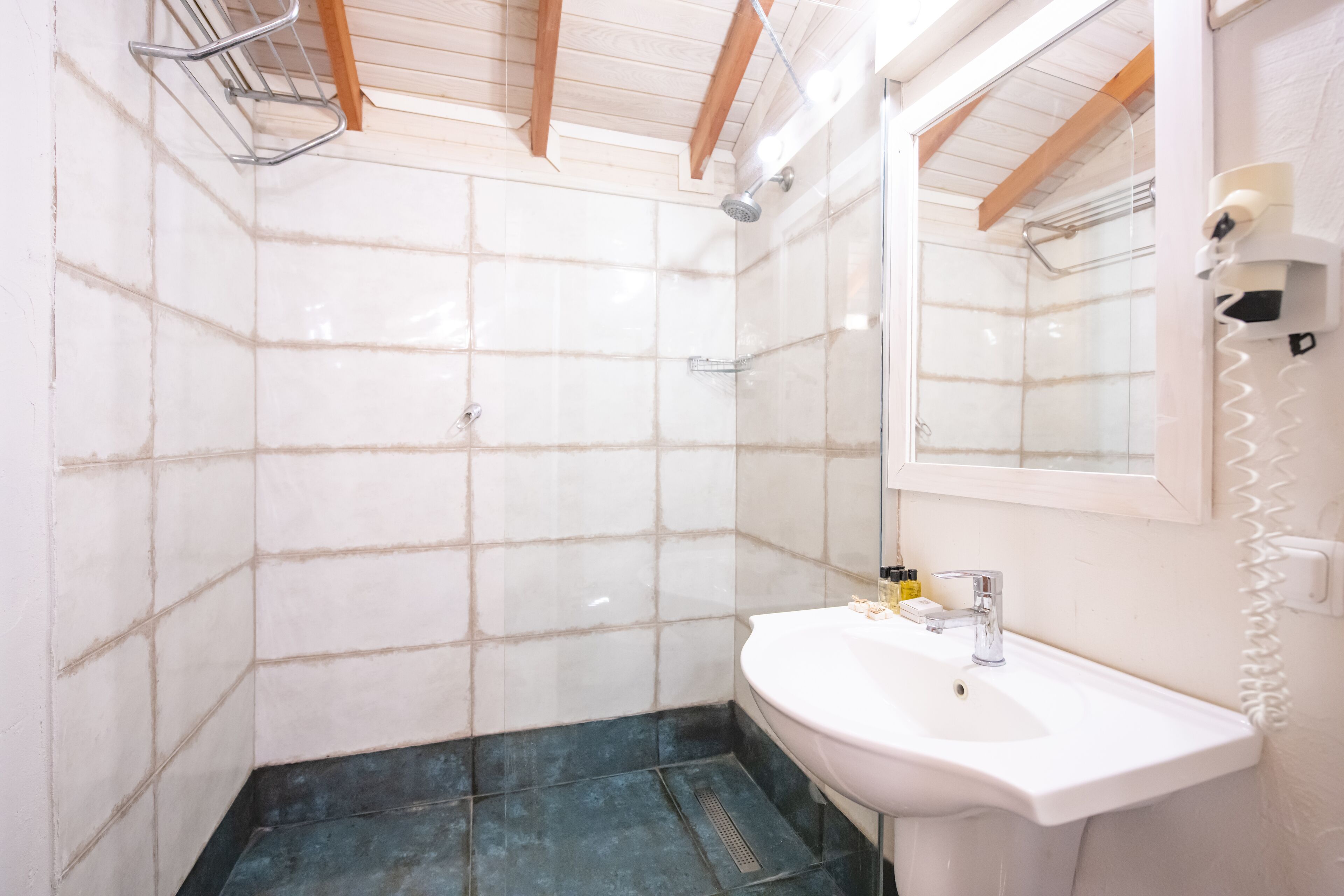 standard bungalow | bathroom | free toiletries, hair dryer, slippers, towels
