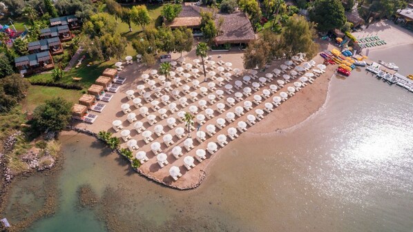 Playa privada, tumbonas, sombrillas y kayak