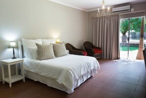 Standardzimmer (5) | Hochwertige Bettwaren, Schreibtisch, Verdunkelungsvorhänge